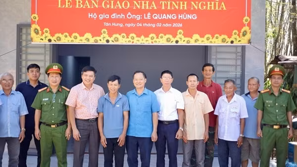 Bàn giao, khánh thành nhà tình nghĩa tặng các gia đình đặc biệt khó khăn