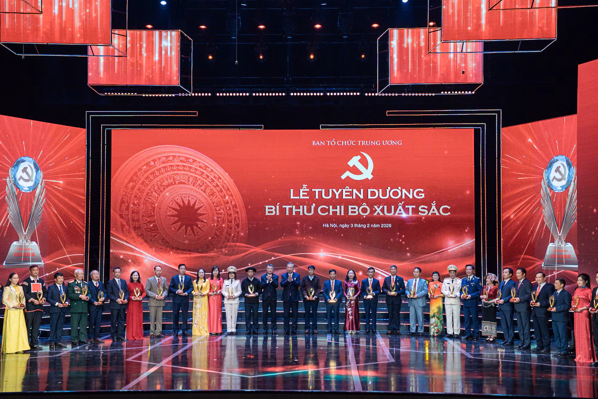 Tuyên dương 96 Bí thư chi bộ xuất sắc toàn quốc và trao Giải Búa liềm vàng lần thứ X -0