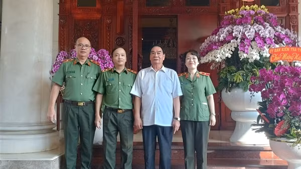 Thứ trưởng Đặng Hồng Đức thăm hỏi, tri ân gia đình các đồng chí nguyên lãnh đạo Bộ Công an
