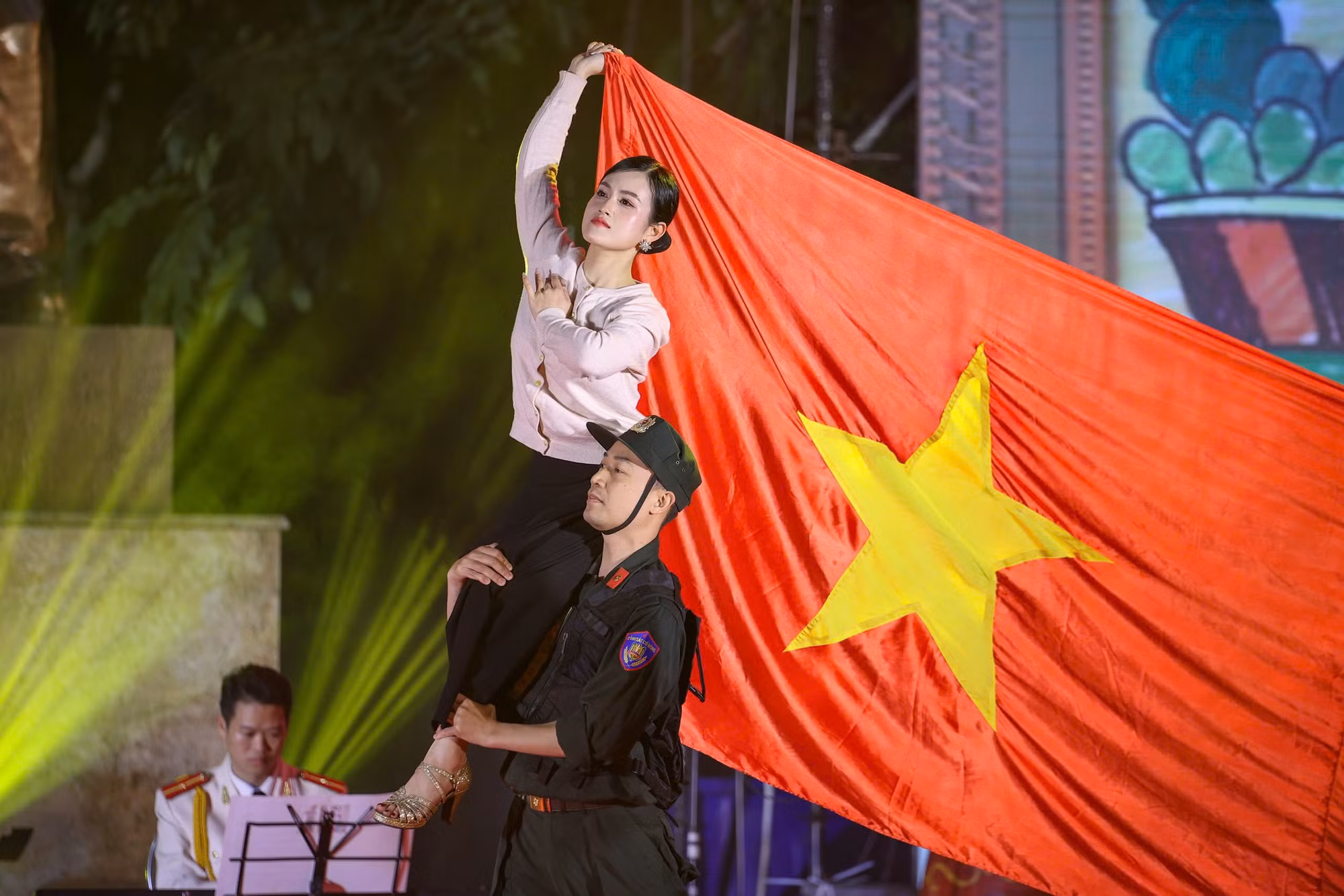 Rộn ràng khúc hát mừng xuân, dâng Đảng trước Tượng đài “CAND vì dân phục vụ” -4