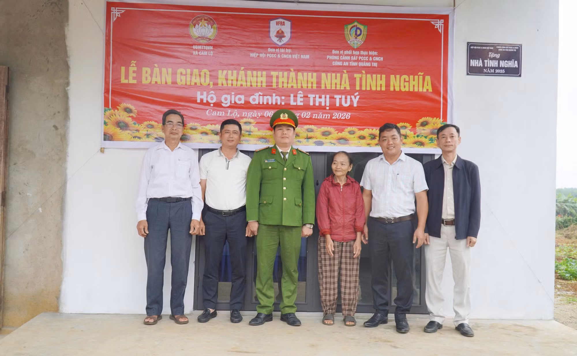 Bàn giao, khánh thành nhà tình nghĩa tặng gia đình có hoàn cảnh đặc biệt khó khăn -0