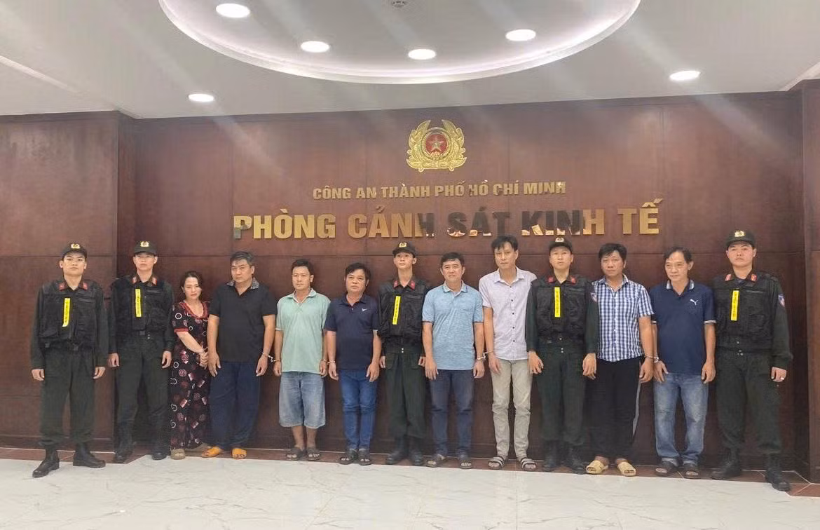 Triệt phá đường dây sản xuất, buôn bán xăng RON A95 giả quy mô lớn -0