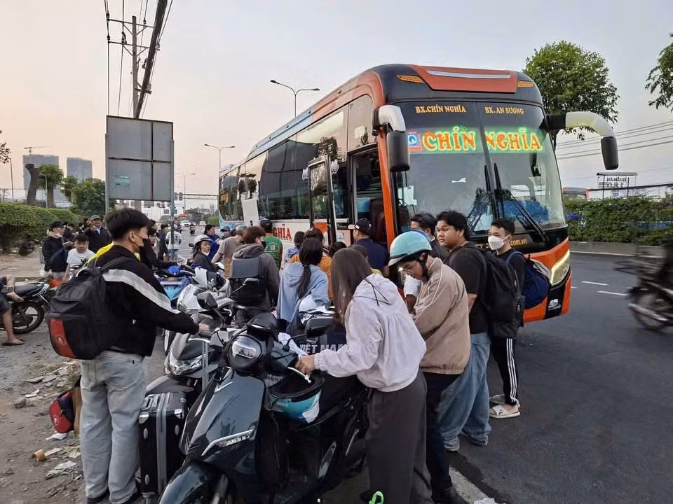 TP Hồ Chí Minh: Xe ngang nhiên dừng đón khách, khách vạ vật ngoài đường chờ đón xe về quê dịp Tết -0