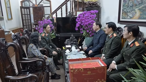 Thứ trưởng Trần Quốc Tỏ thăm, chúc Tết các đồng chí nguyên lãnh đạo Bộ Công an