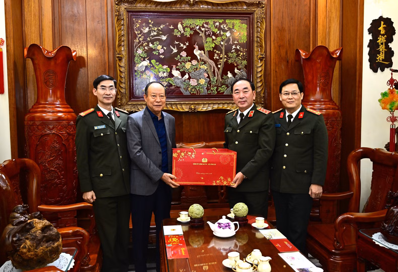 Thứ trưởng Trần Quốc Tỏ thăm, chúc Tết các đồng chí nguyên lãnh đạo Bộ Công an -1