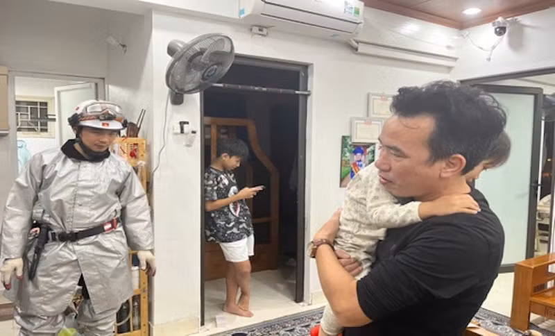 Kịp thời cứu cháu bé 3 tuổi&nbsp;mắc kẹt trong căn nhà&nbsp; -0