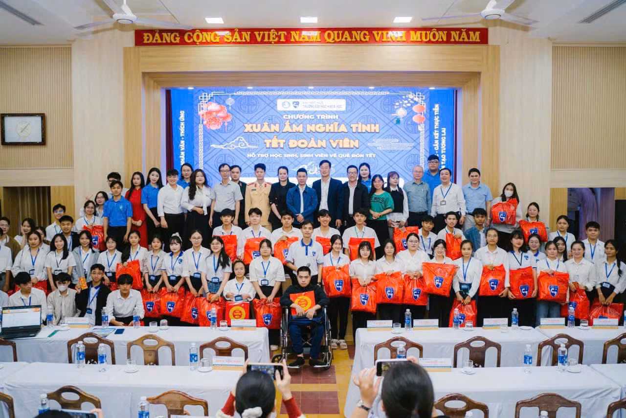 Đoàn Thanh niên Công an TP Huế trao quà Tết cho học sinh biên giới và tặng quà Tết, vé xe cho sinh viên ở xa -0