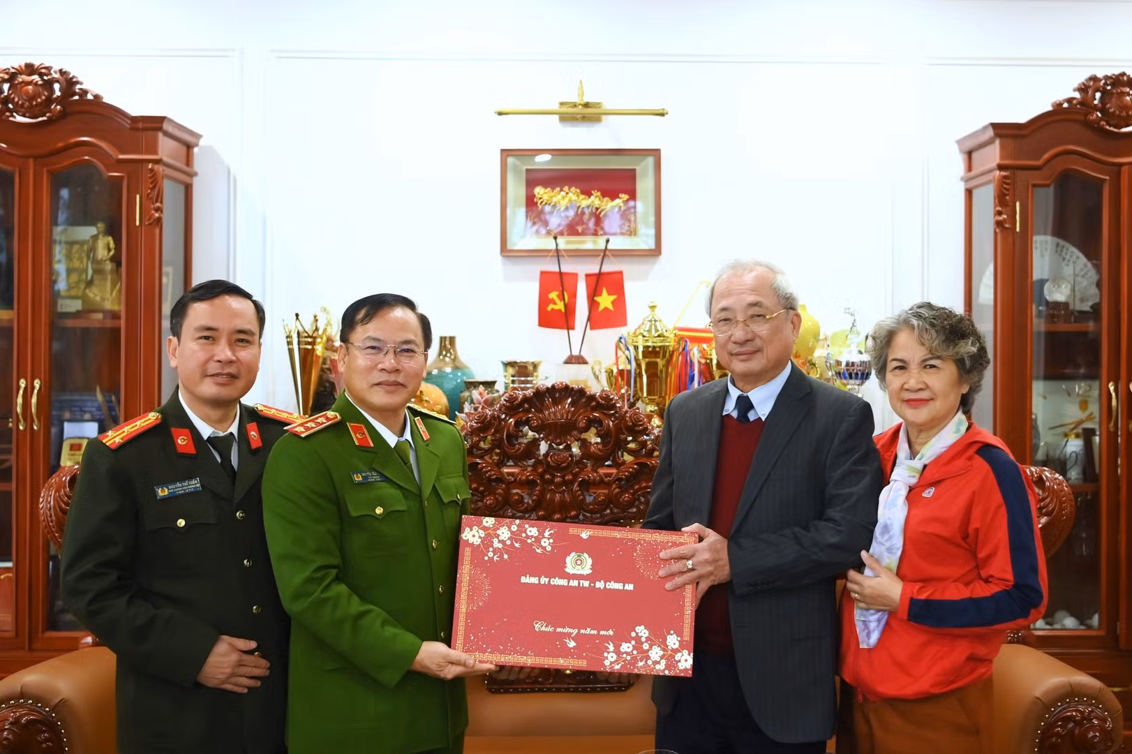 Thứ trưởng Nguyễn Văn Long thăm hỏi, tri ân các đồng chí nguyên lãnh đạo Bộ Công an và thân nhân gia đình cố lãnh đạo Bộ -0