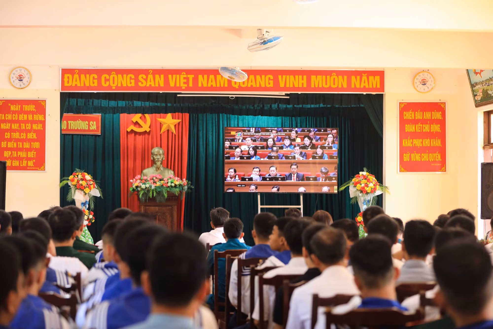 Những tấm lòng vượt sóng vì nhau -0
