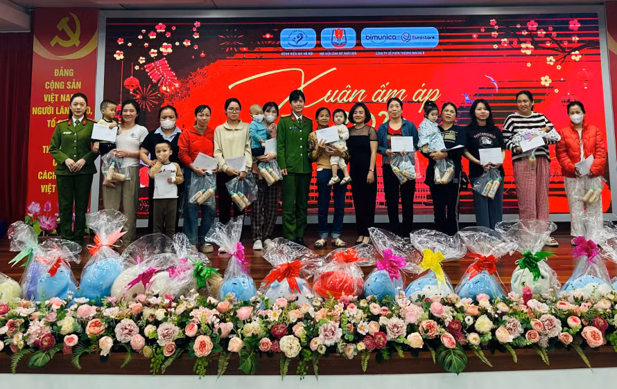 Học viện CSND trao tặng 300 suất quà Tết cho bệnh nhi nội trú Bệnh viện Nhi Hà Nội -0