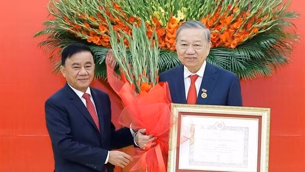 Trao Huy hiệu 45 năm tuổi Đảng tặng Tổng Bí thư Tô Lâm