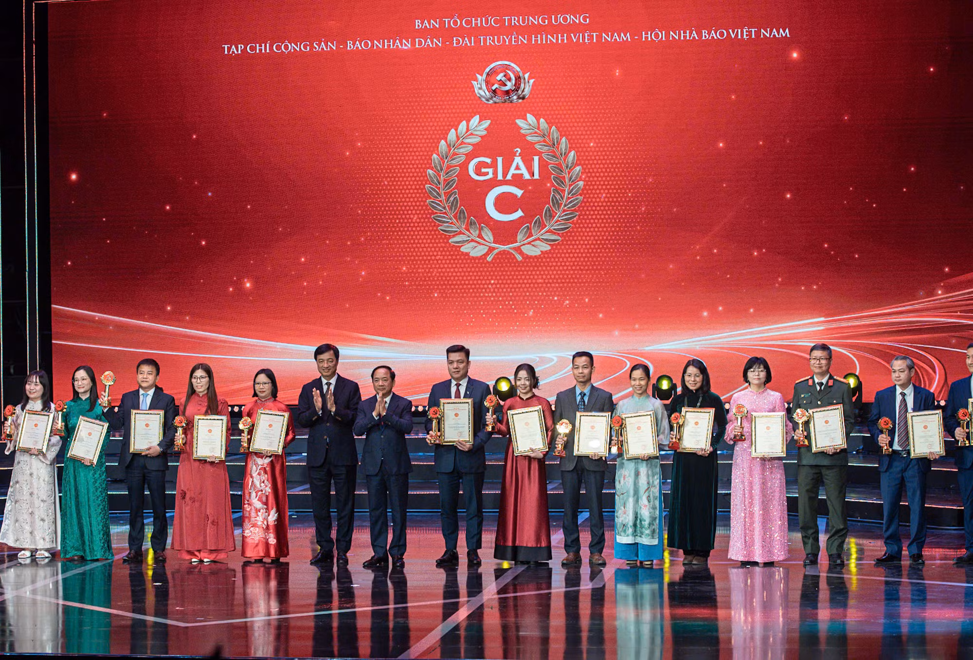 Tuyên dương 96 Bí thư chi bộ xuất sắc toàn quốc và trao Giải Búa liềm vàng lần thứ X -0