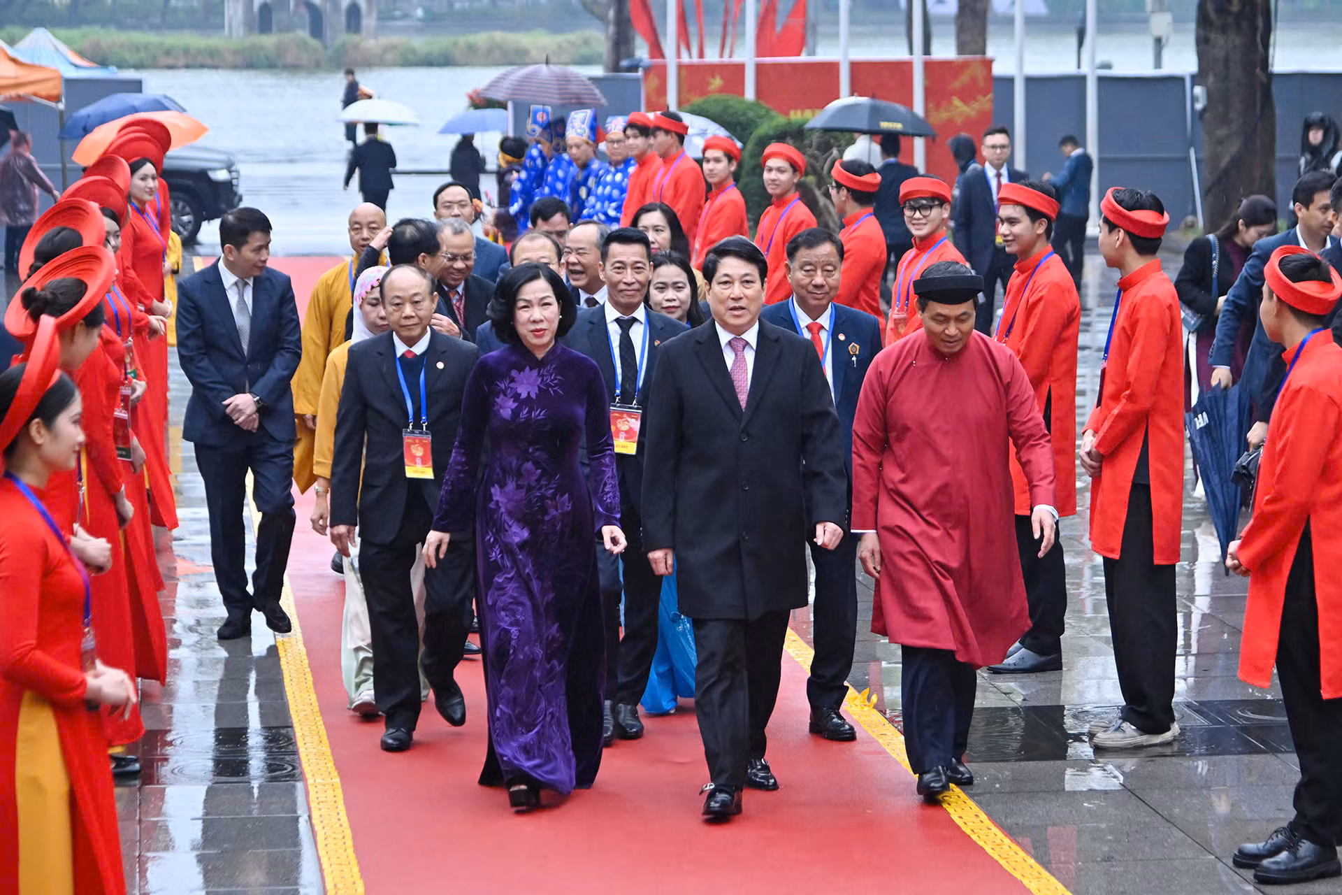 Chủ tịch nước Lương Cường cùng đại biểu kiều bào dâng hương tại Tượng đài Lý Thái Tổ và đền Ngọc Sơn -0