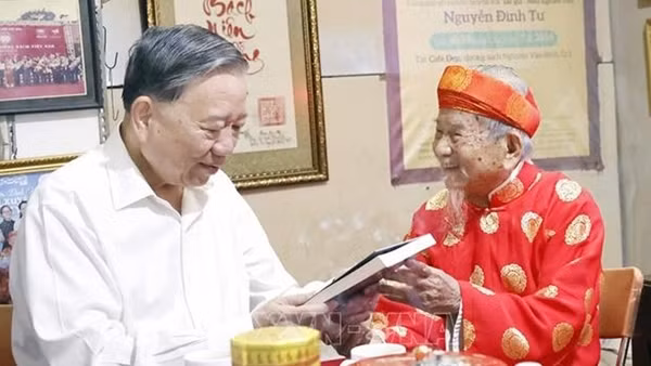 Tổng Bí thư Tô Lâm đến thăm, chúc Tết nhà nghiên cứu Nguyễn Đình Tư