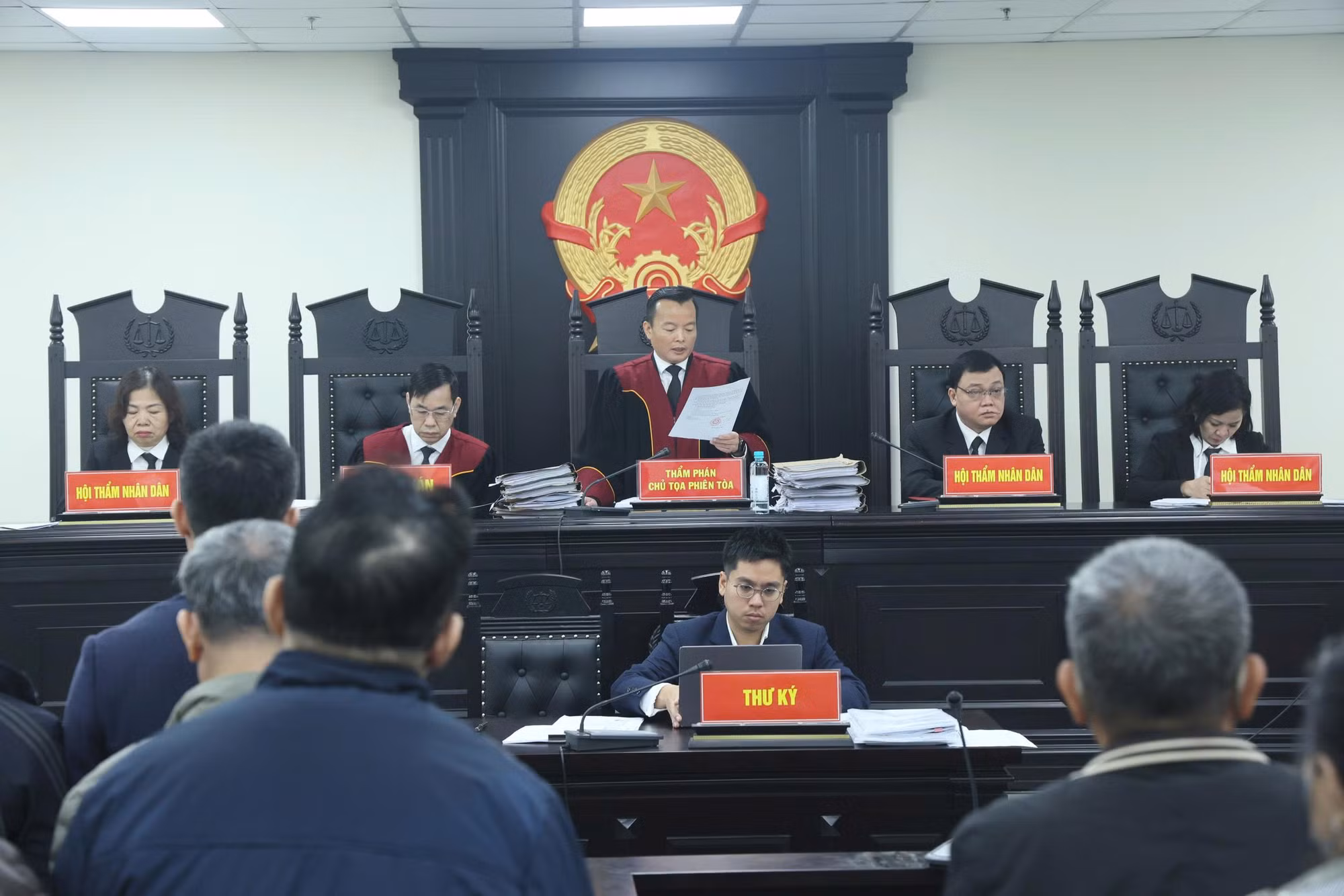 18 cựu giám đốc, viện trưởng hầu tòa trong vụ nhận hối lộ hơn 71 tỷ đồng để “tuồn” thuốc vào bệnh viện -0