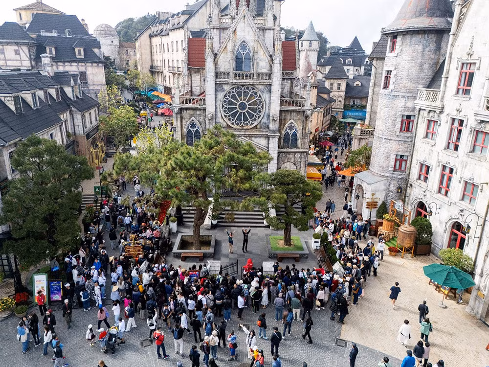 Hàng nghìn khách đến du xuân tại Sun World Ba Na Hills đầu năm mới 2025 -0