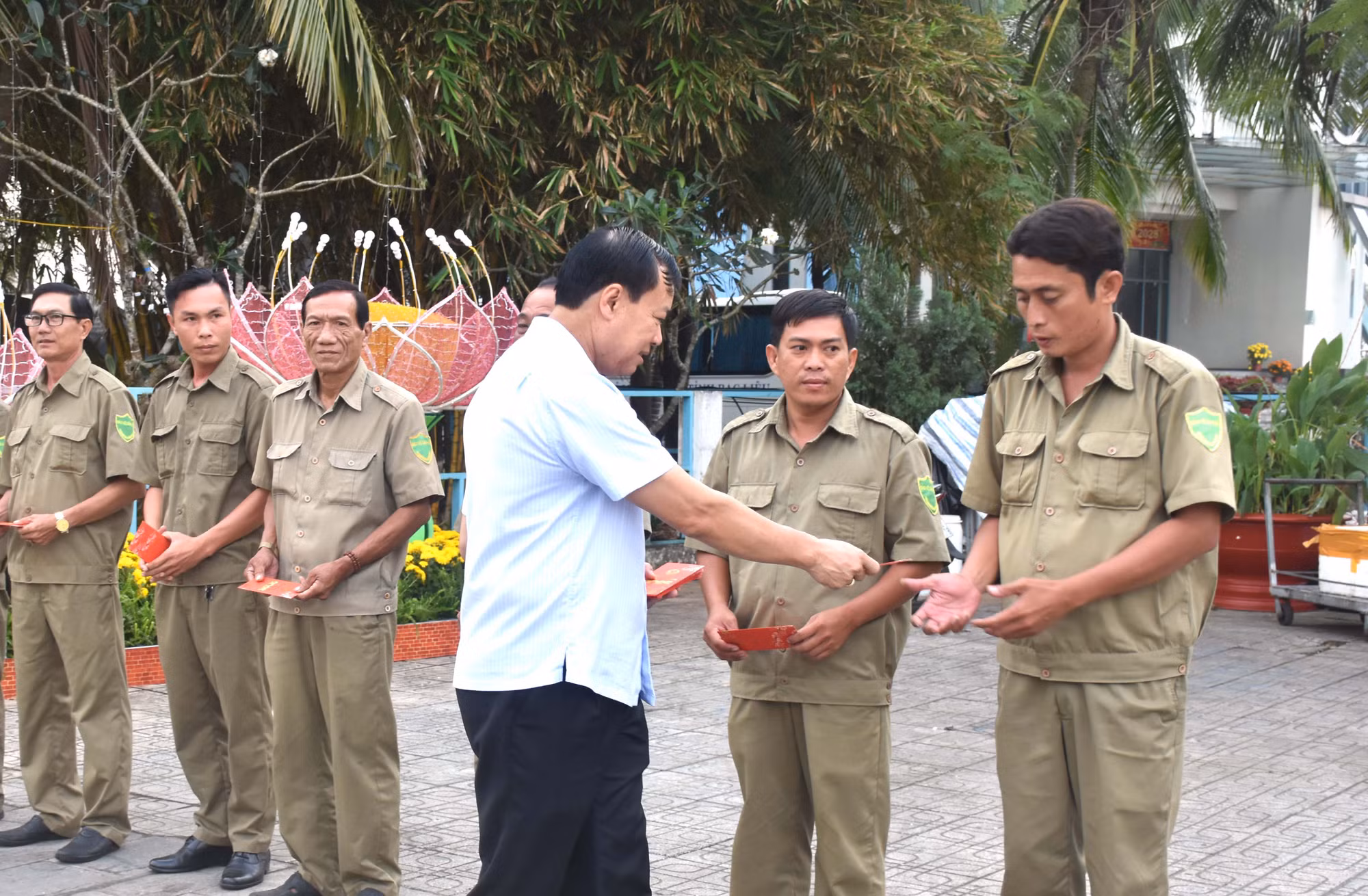 Chủ nhiệm Ủy ban Quốc phòng và An ninh của Quốc hội chúc Tết tại Bạc Liêu -0
