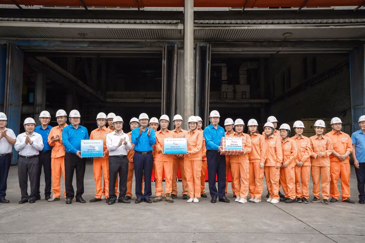 Tổng LĐLĐ Việt Nam thăm hỏi, động viên người lao động Công ty Cổ phần Nhiệt điện Quảng Ninh -1