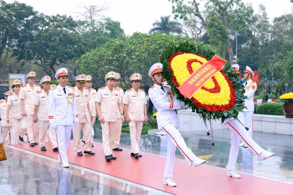 Lãnh đạo Đảng, Nhà nước, Bộ Công an vào Lăng viếng Chủ tịch Hồ Chí Minh -0