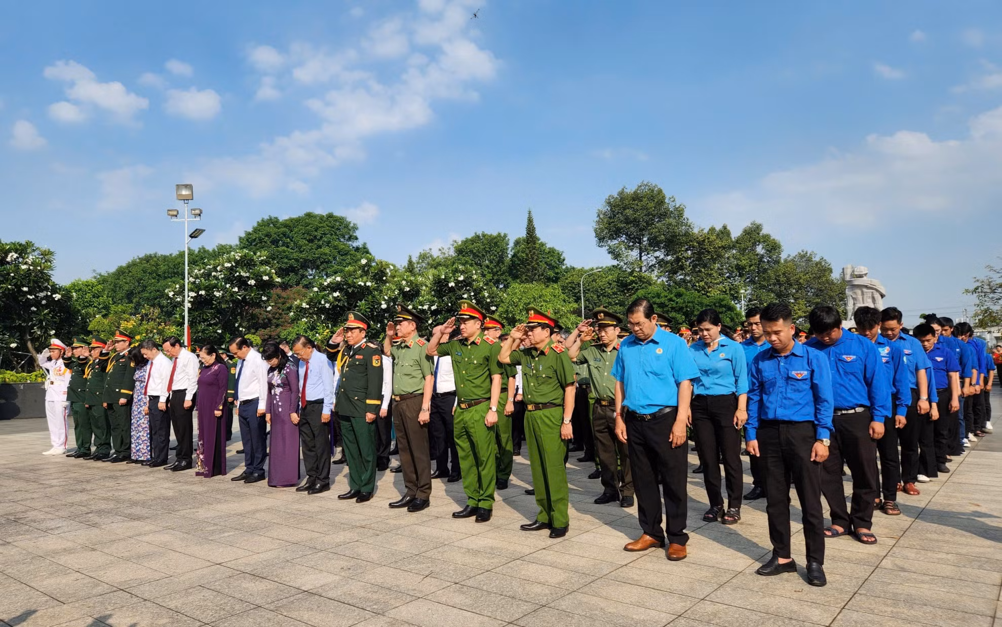 Lãnh đạo TP Hồ Chí Minh dâng hương tưởng niệm các Anh hùng Liệt sĩ -2