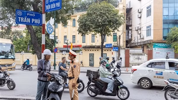 Xử lý mạnh hành vi đi&nbsp;ngược chiều, chạy xe máy lên vỉa hè và vượt đèn đỏ