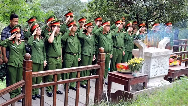 Tri ân các Anh hùng liệt sĩ và viếng mộ Đại tướng Võ Nguyên Giáp