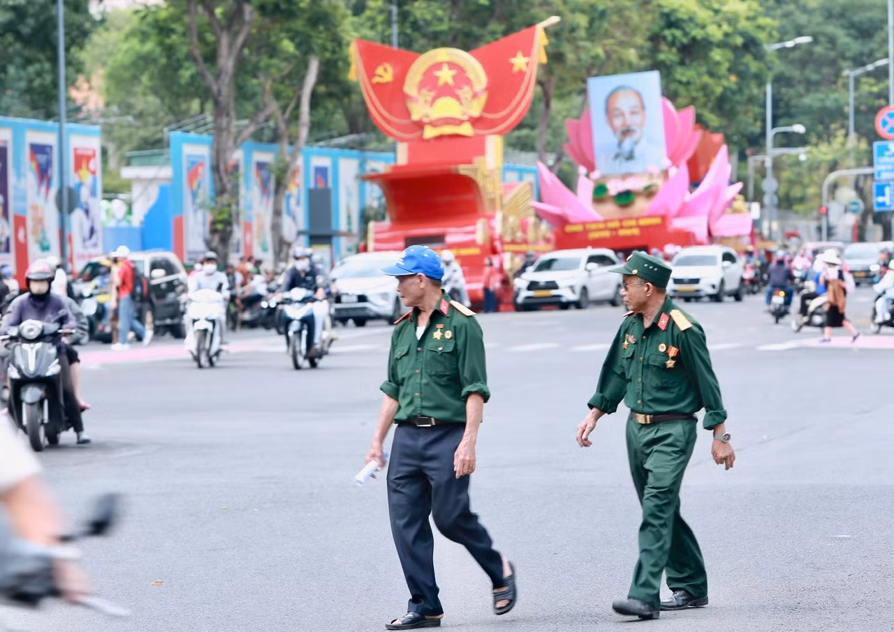 Người dân nô nức đón Lễ kỷ niệm 50 năm Ngày Giải phóng miền Nam -4