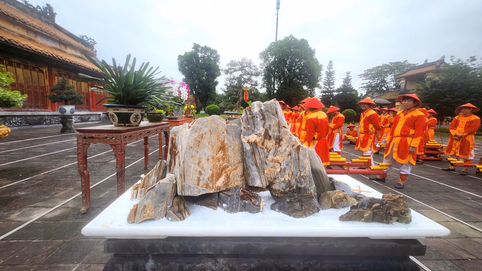 Ấn tượng nghi thức cung tiến phong lan, cây kiểng tại Đại Nội Huế -0