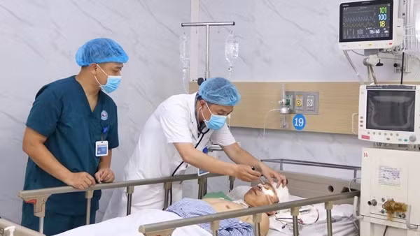 Cứu sống người đàn ông bị đóng đinh 10 cm vào đầu chưa rõ nguyên nhân