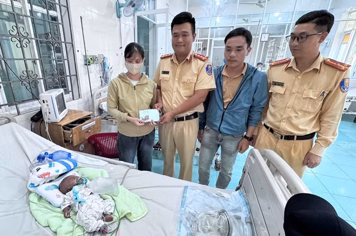 CSGT kịp thời đưa bé 4 tháng tuổi nguy kịch đến bệnh viện cấp cứu -0