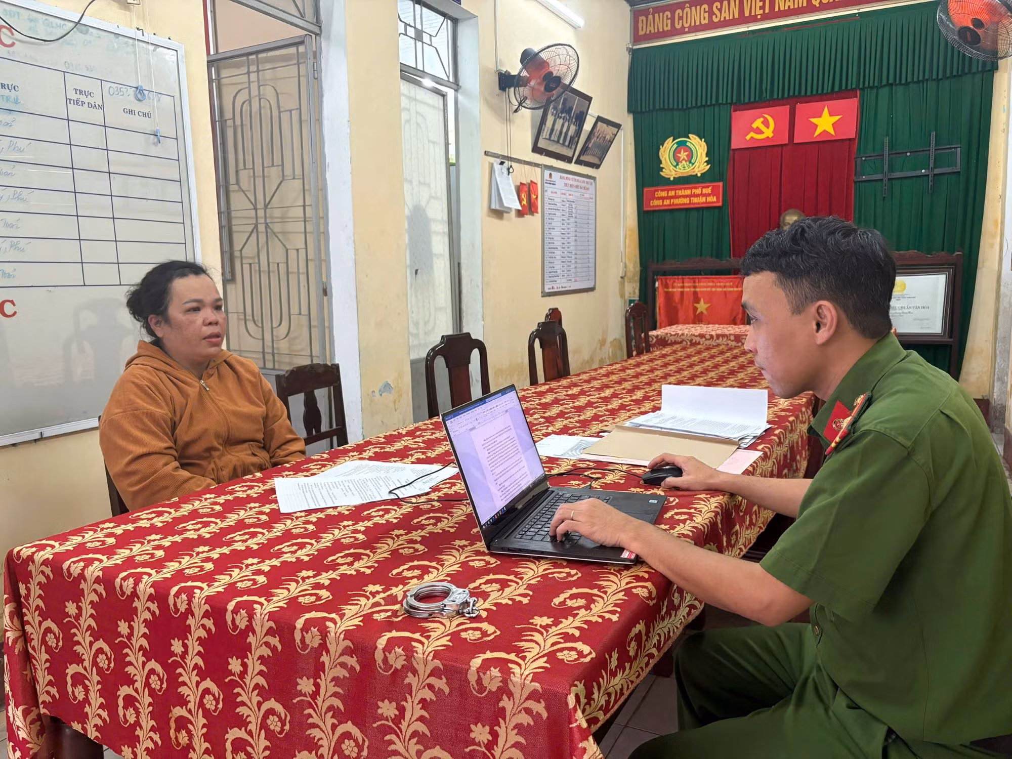 Bắt ‘nữ quái’ lừa đảo chiếm đoạt tiền của chủ tiệm cầm đồ -0