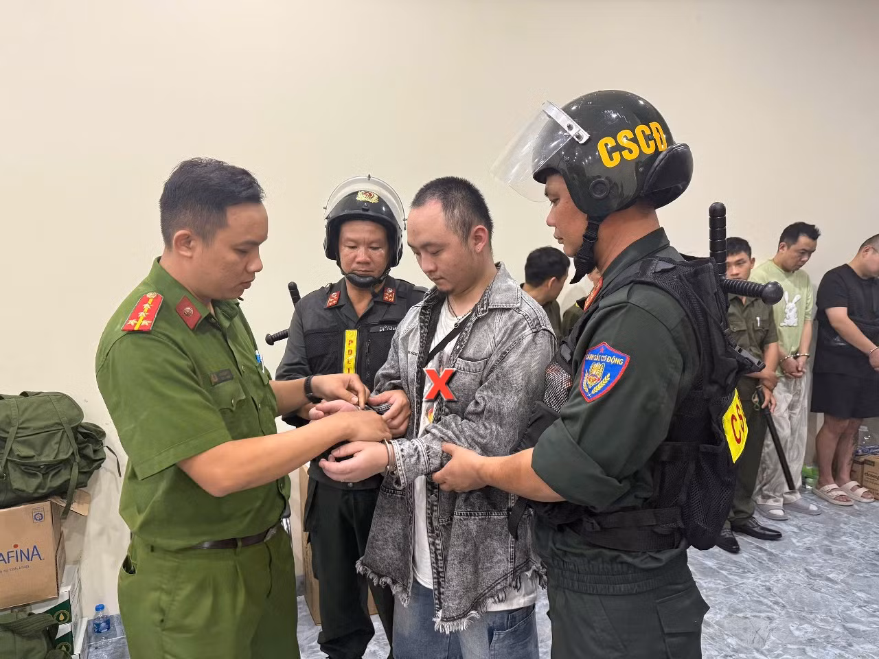 Triệt phá đường dây sử dụng mạng viễn thông chiếm đoạt tài sản do các đối tượng người Trung Quốc cầm đầu -0