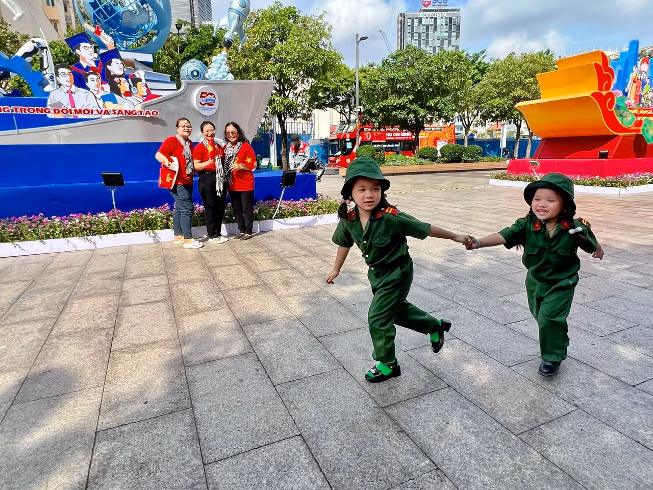 TP Hồ Chí Minh rực rỡ sắc màu, tưng bừng kỷ niệm 50 năm Giải phóng miền Nam -0