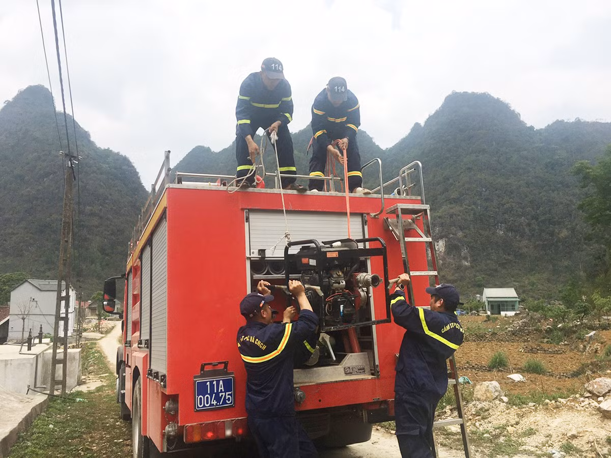 Lặng thầm những bước chân chở nước lên non -1