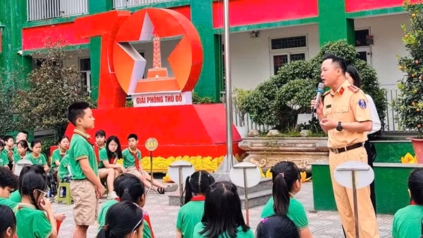 CSGT Hà Nội đến trường học phổ biến kiến thức ATGT cho học sinh
