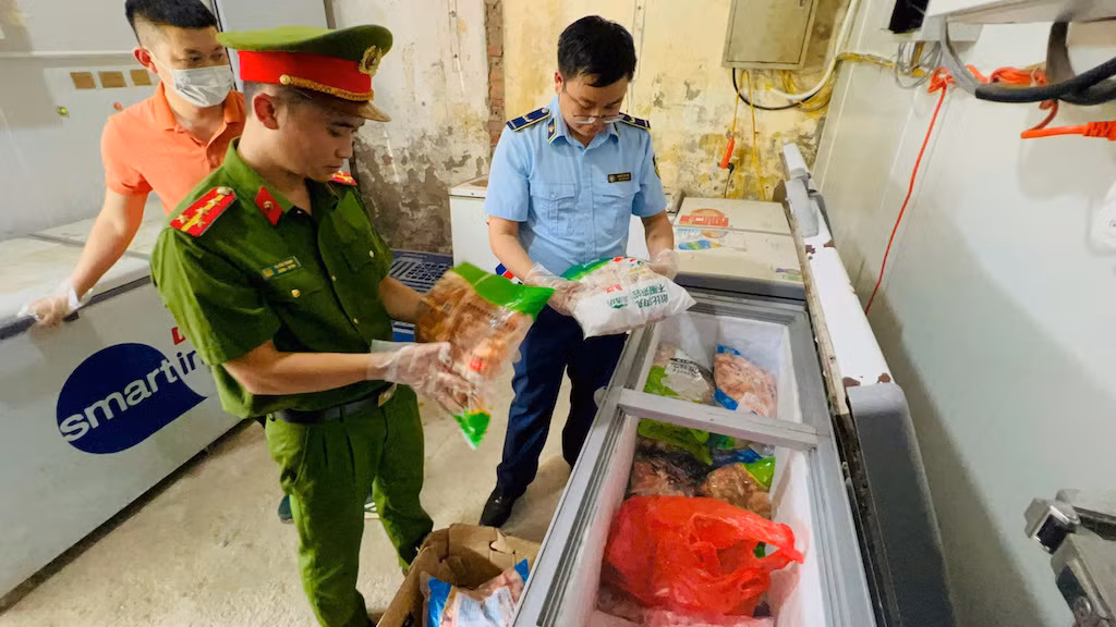 Thu giữ hơn 1 tấn nguyên liệu “xiên bẩn”, “đồ thả lẩu