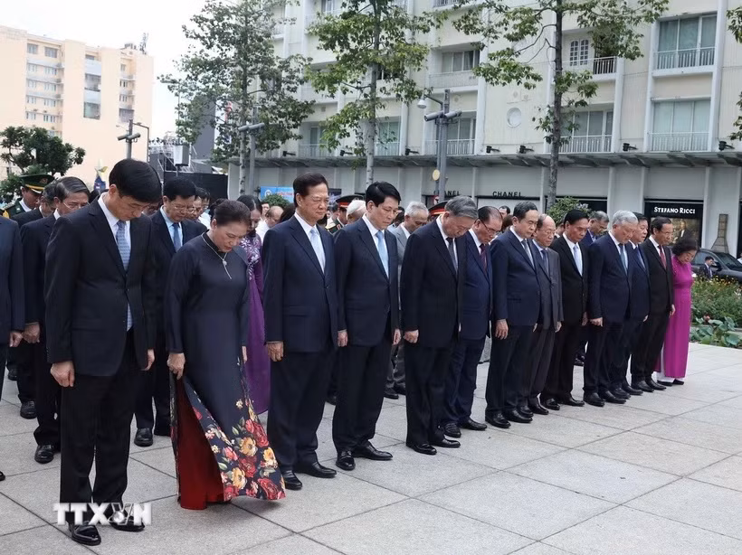 Lãnh đạo Đảng, Nhà nước dâng hương tưởng nhớ Chủ tịch Hồ Chí Minh và Chủ tịch Tôn Đức Thắng -0