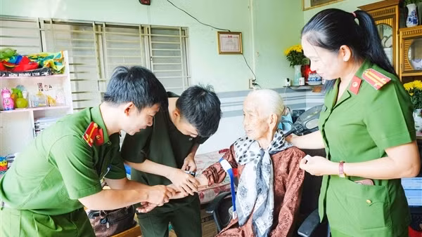 Công an Cần Thơ thu thập mẫu ADN, thắp lên hy vọng cho gia đình liệt sĩ