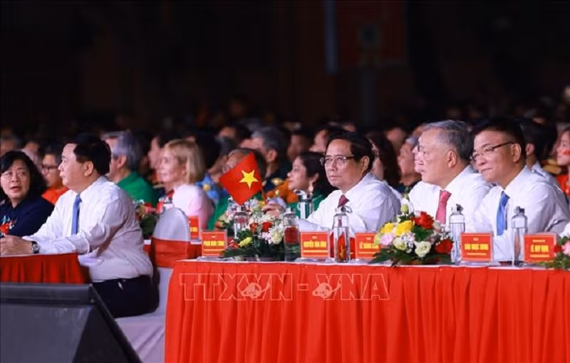 Lãnh đạo Đảng, Nhà nước dự chương trình cầu truyền hình 'Vang mãi khúc khải hoàn' -0