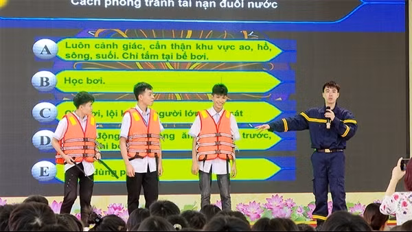 Công an Lạng Sơn tăng cường kỹ năng phòng, chống đuối nước cho hơn 1.500 học sinh