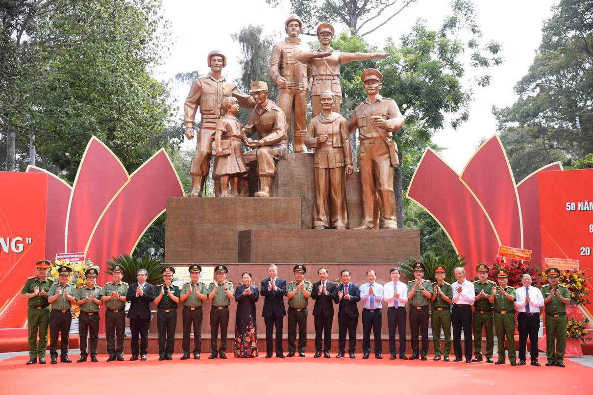 Khánh thành Tượng đài CAND “Vì bình yên cuộc sống” ở TP Hồ Chí Minh -2