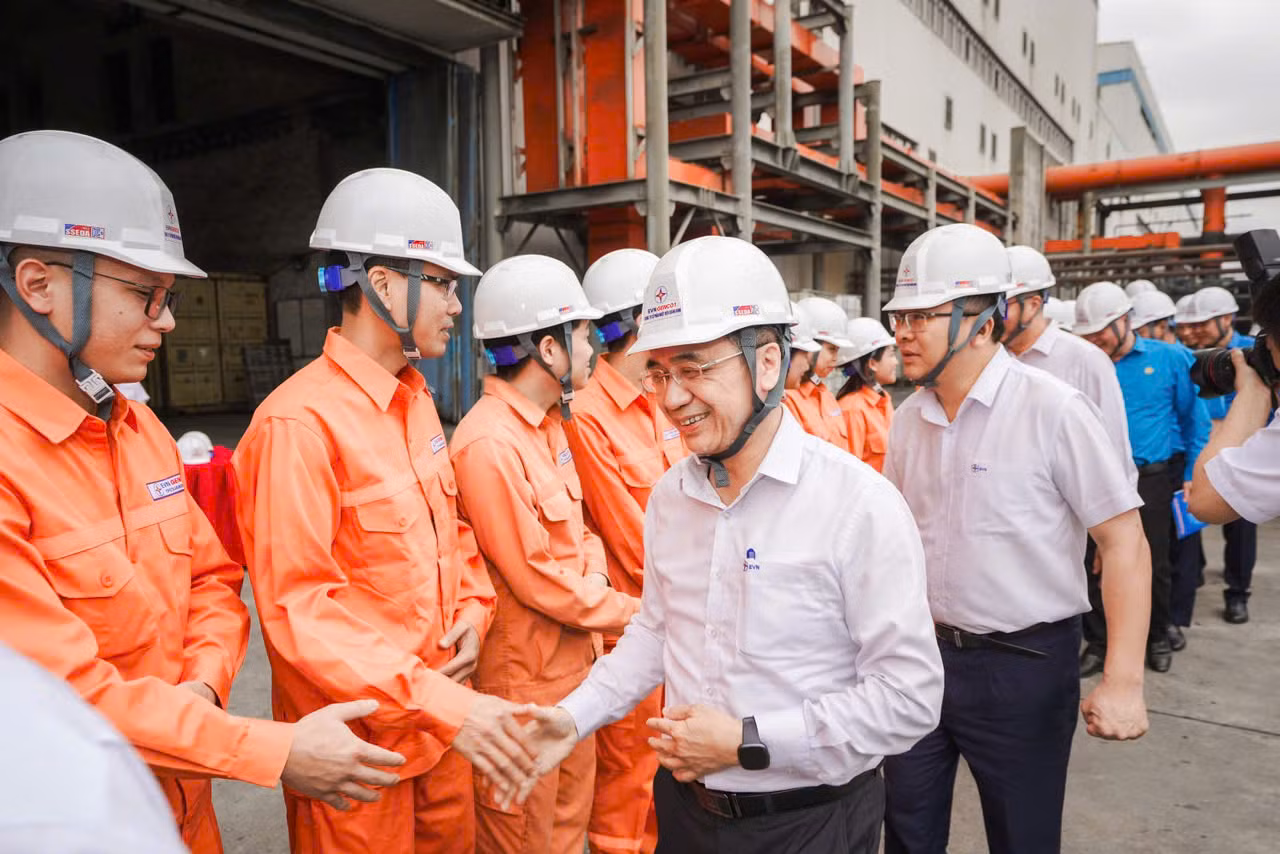 Tổng LĐLĐ Việt Nam thăm hỏi, động viên người lao động Công ty Cổ phần Nhiệt điện Quảng Ninh -0
