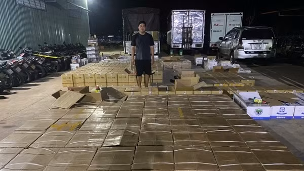 Xe tải chở hàng ngàn chai thuốc bảo vệ thực vật không rõ nguồn gốc