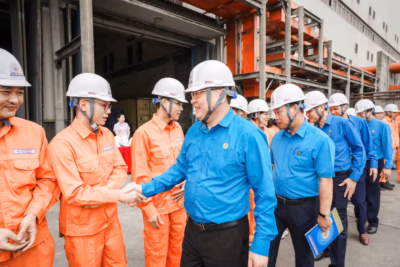 Tổng LĐLĐ Việt Nam thăm hỏi, động viên người lao động Công ty Cổ phần Nhiệt điện Quảng Ninh -0