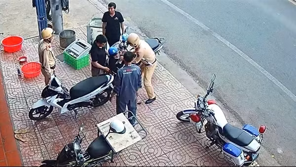 CSGT&nbsp;Đắk Nông hỗ trợ người phụ nữ bị đau tim đi cấp cứu kịp thời