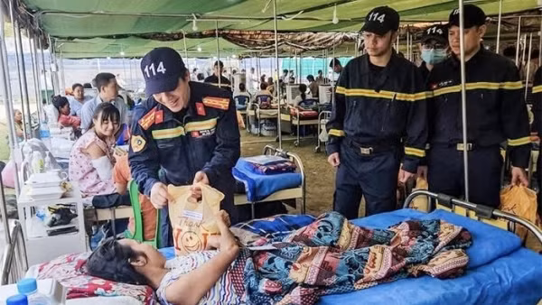 Những phút cân não giữa đống đổ nát ở Myanmar