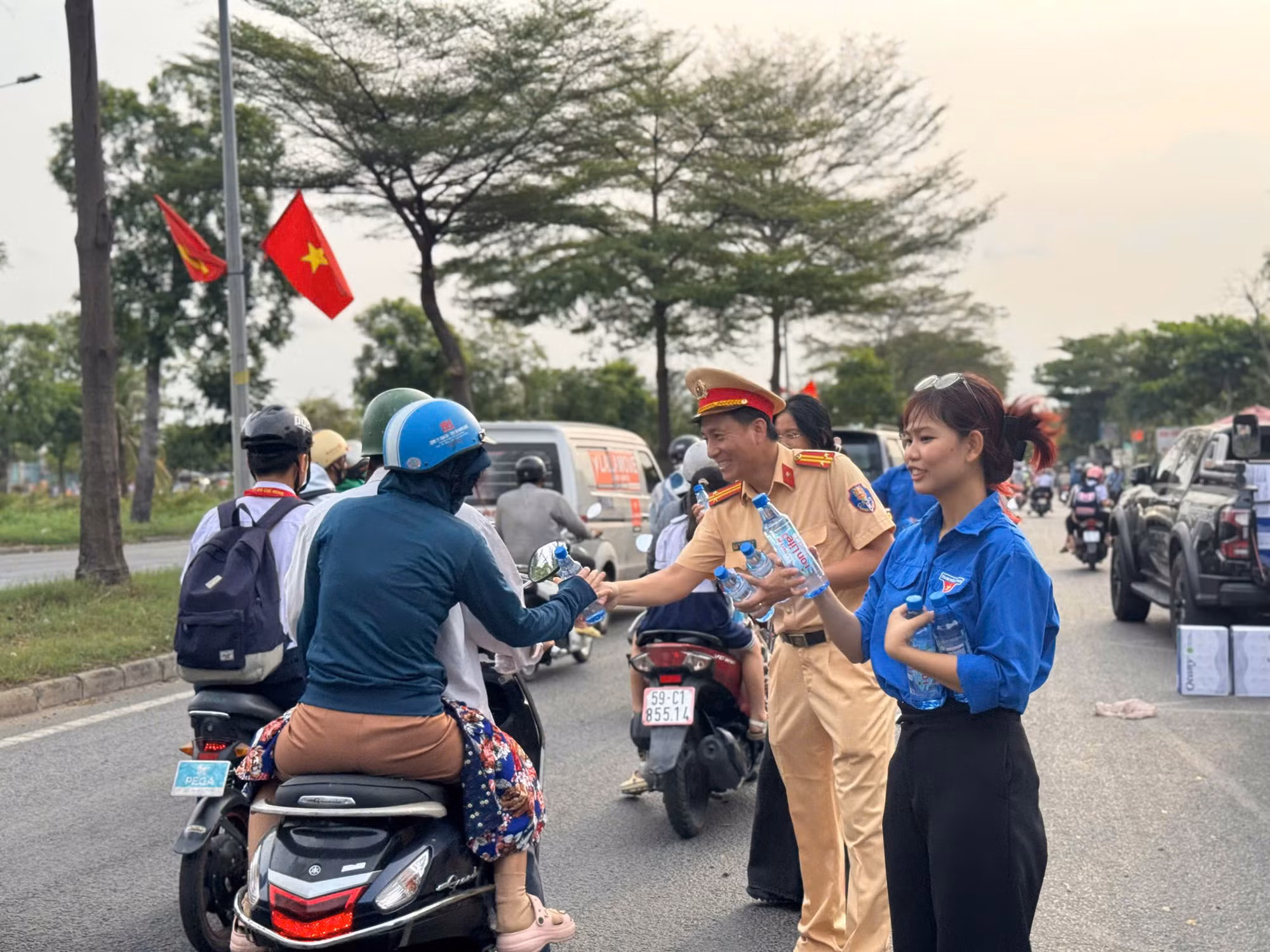 Dấu ấn đẹp của CSGT dịp Kỷ niệm 50 năm Ngày giải phóng miền Nam -0