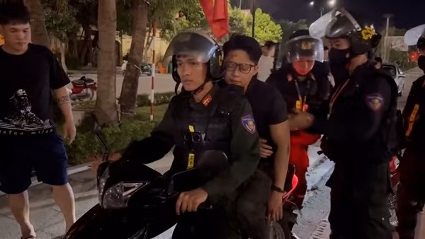 Tuần tra đêm, Cảnh sát Cơ động hỗ trợ thanh niên bị nạn đi cấp cứu