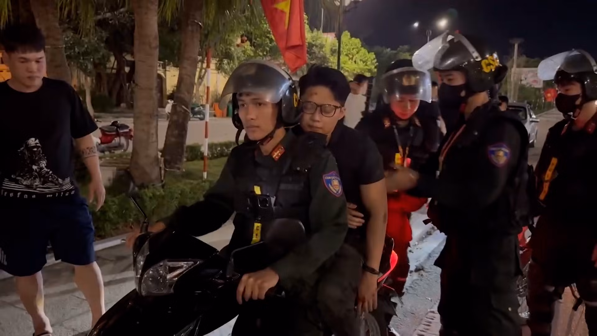 Tuần tra đêm, Cảnh sát cơ động hỗ trợ thanh niên bị nạn đi cấp cứu -0