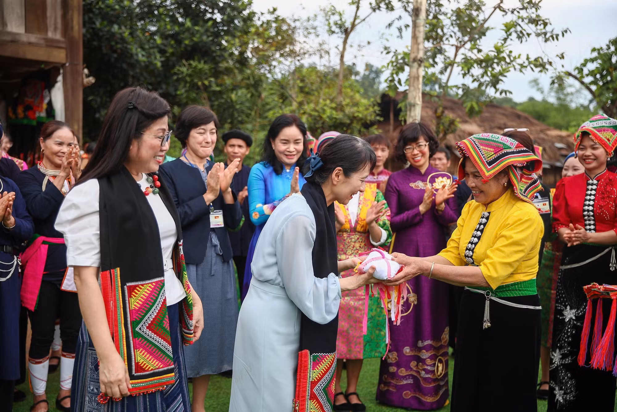 Phu nhân Thủ tướng Việt Nam và Nhật Bản thăm Làng Văn hóa - Du lịch các dân tộc Việt Nam -4